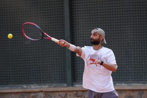 کودکان و نوجوانان تماشاگر تنیس در جایگاه ورزشگاه